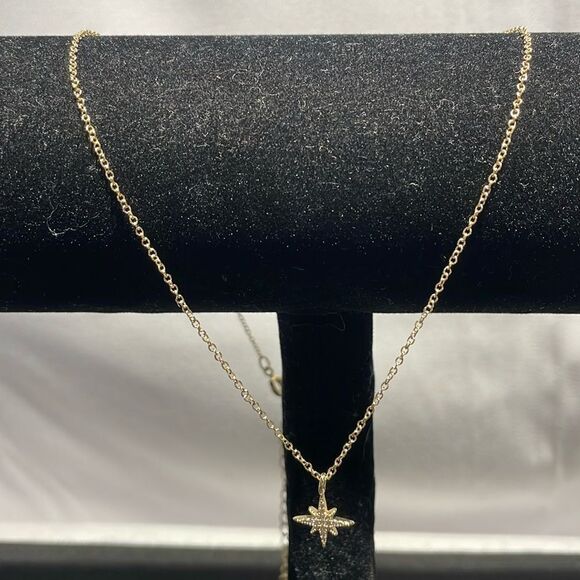 Delicate small necklace with star pendant - Picture 2 of 6